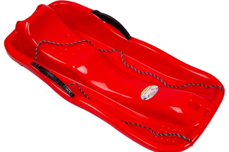 Конечно, не те самые санки, но похожие на те, на которых мы летали по склонам Гребеней. А выбора-то и не было. Плюшек в те времена ещё не было.