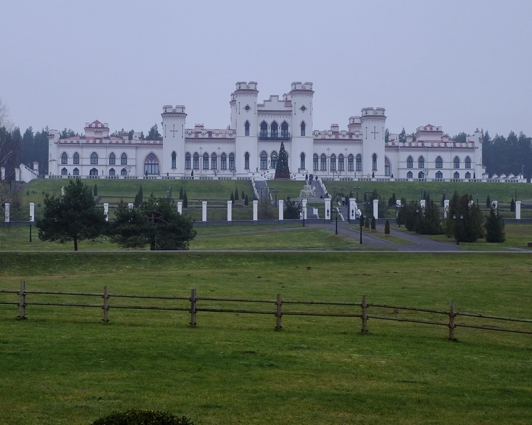 Коссовский дворцово-парковый комплекс (замок Пусловских) — памятник неоготической архитектуры XIX века, построенный в 1838-1850 гг. для графа Вандалина Пусловского по проекту варшавского архитектора Франтишека Ящолда