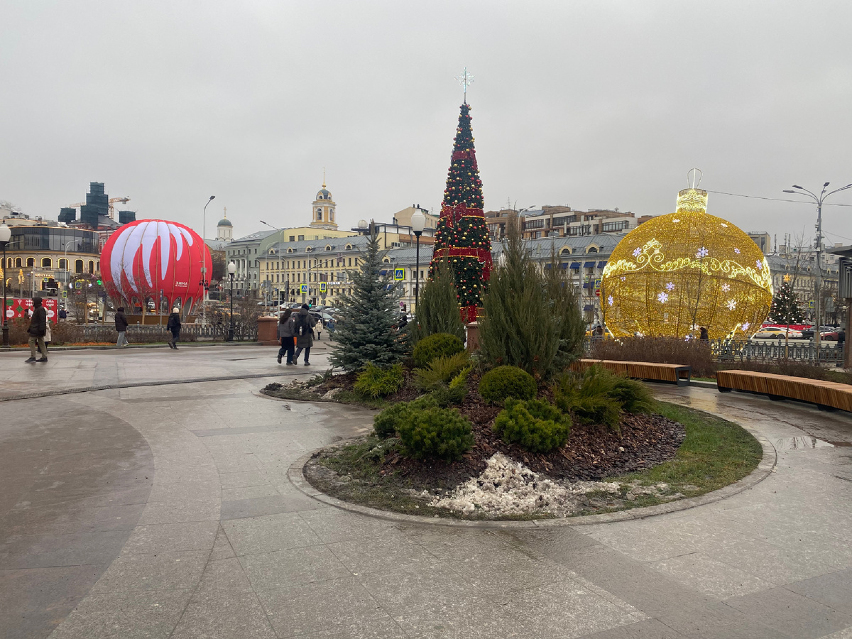 У метро Трубная