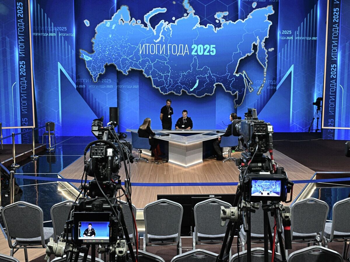  Подготовка площадки для прямой линии и пресс-конференции президента РФ Владимира Путина | © РИА Новости / Сергей Бобылев