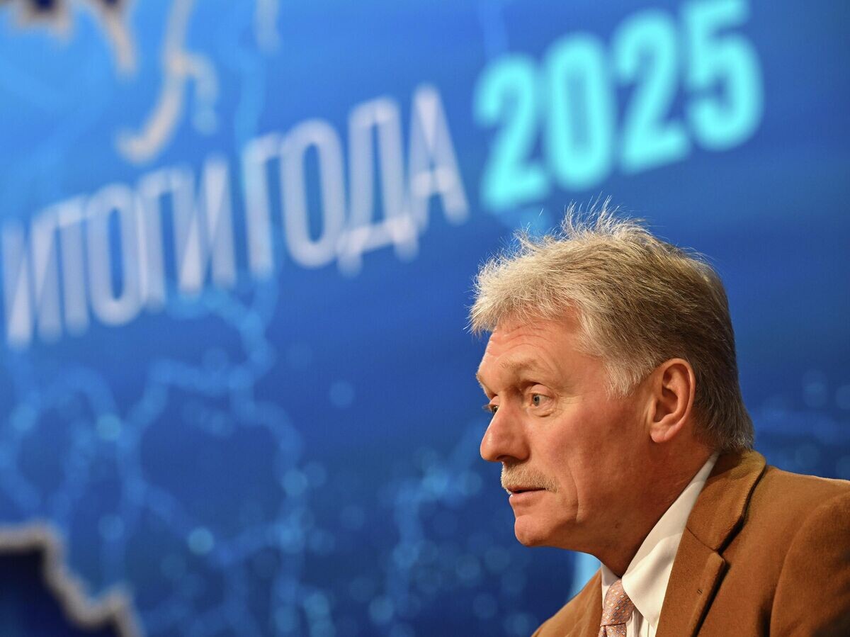  Пресс-секретарь президента РФ Дмитрий Песков во время подготовки площадки для прямой линии и пресс-конференции президента РФ Владимира Путина | © РИА Новости / Сергей Бобылев