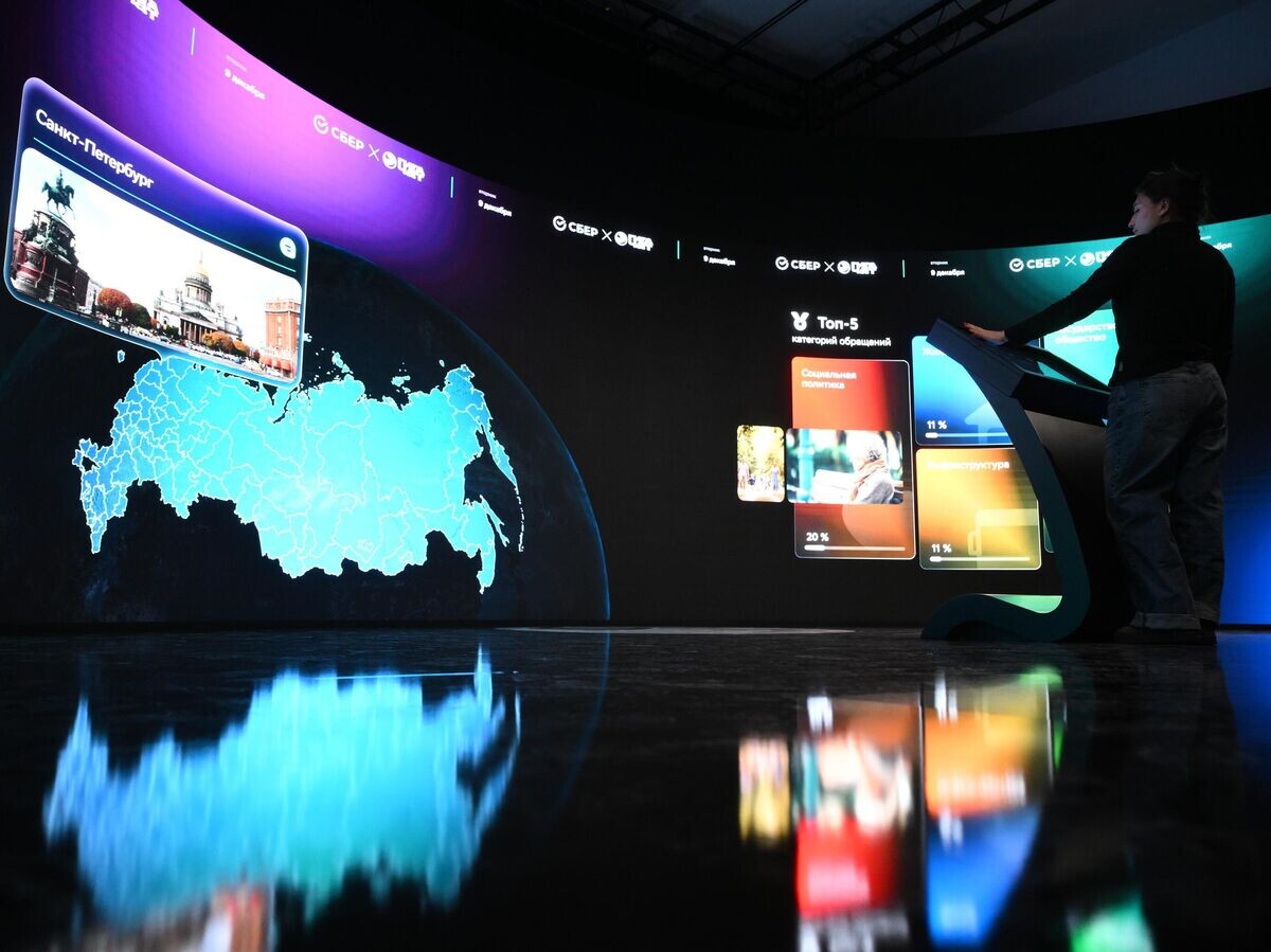  Сотрудница аналитического центра гига-чата Сбера в штабе общественно-политического движения Общероссийский народный фронт в Москве | © РИА Новости / Владимир Астапкович