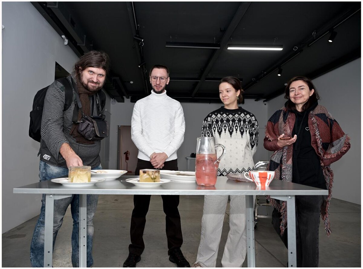 Наша группа на выставке. Фото Михаила Рябинина