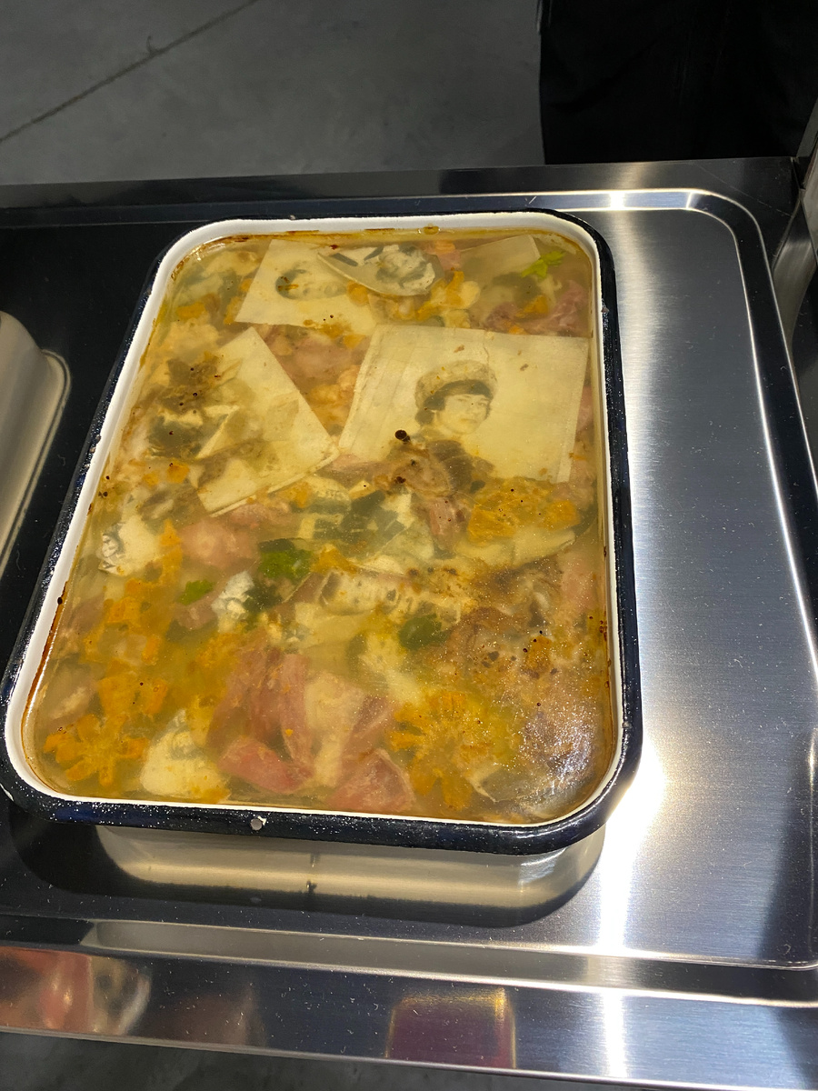 Этот "Холодец", по выражению нашего экскурсовода, мироточит – на поверхности собираются капли жидкости. Почему такой эффект и почему именно с этим "холодцом", никто не знает