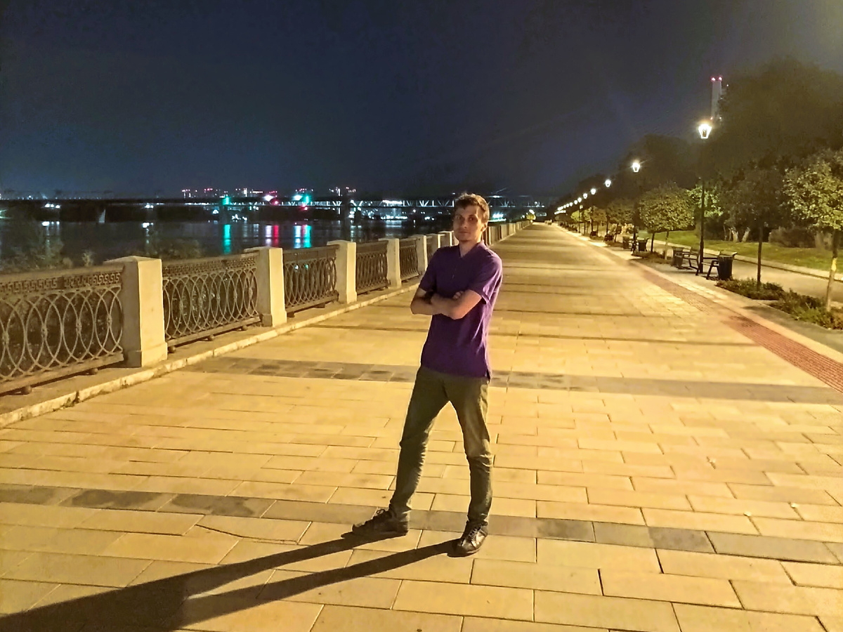 Если идти по Михайловской набережной, то вы дойдете до Центрального моста. Однако, я там гулял дважды, и так не дошел до самого известного до открытия Центрального - Бугринского моста