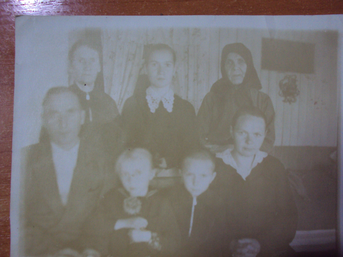 Фото болнн позднее. 60-е годы. слева направо верхний ряд: Марья, Лида, Анна. Нижний ряд Саня, автор с братом, Санина жена