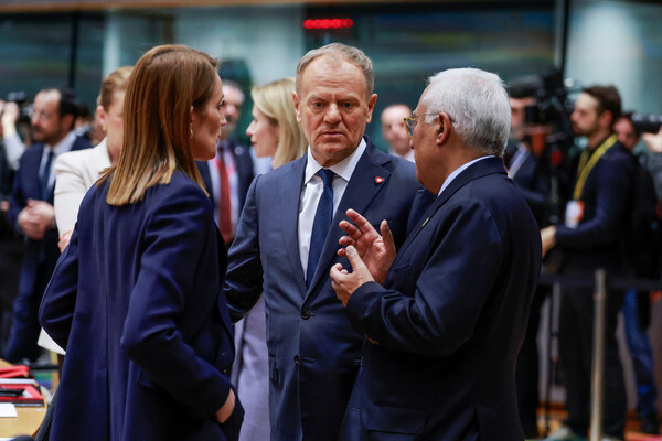 Председатель Европейского парламента Роберта Мецола, премьер-министр Польши Дональд Туск и председатель Европейского совета Антонио Коста на саммите лидеров ЕС в Брюсселе, Бельгия, 18 декабря 2025 года / Stephanie Lecocq/Reuters 