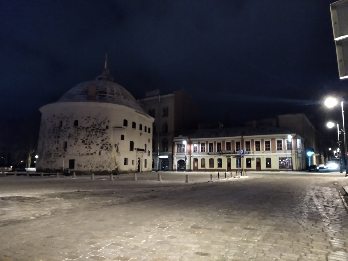 Круглая башля на площади