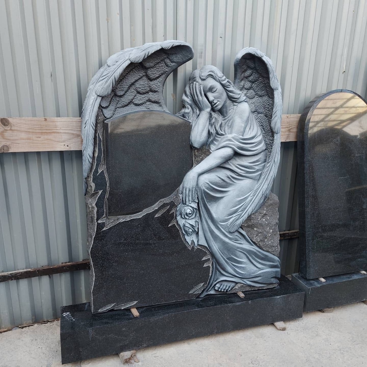 Гранитный памятник с ангелом - один из любимейших сюжетов заказчиков в Воронеже 
