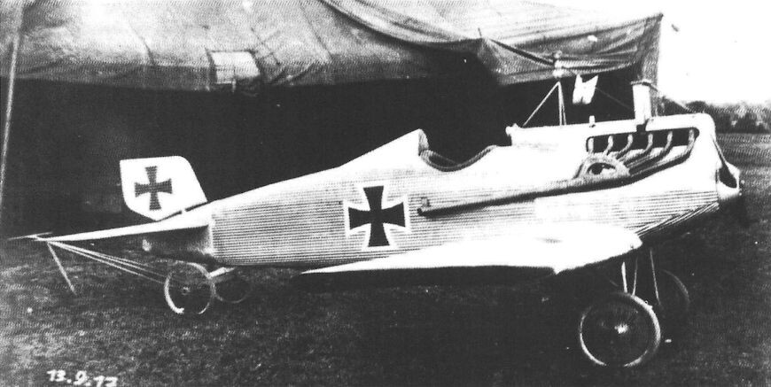 Junkers J7 был первым в мире истребителем, полностью изготовленным из дюралюминия. На данной фотографии, датированной 13 сентября 1917 года, изображен единственный прототип с поворачивающимися законцовками крыла для управления креном. Снимок flyingmachines.ru