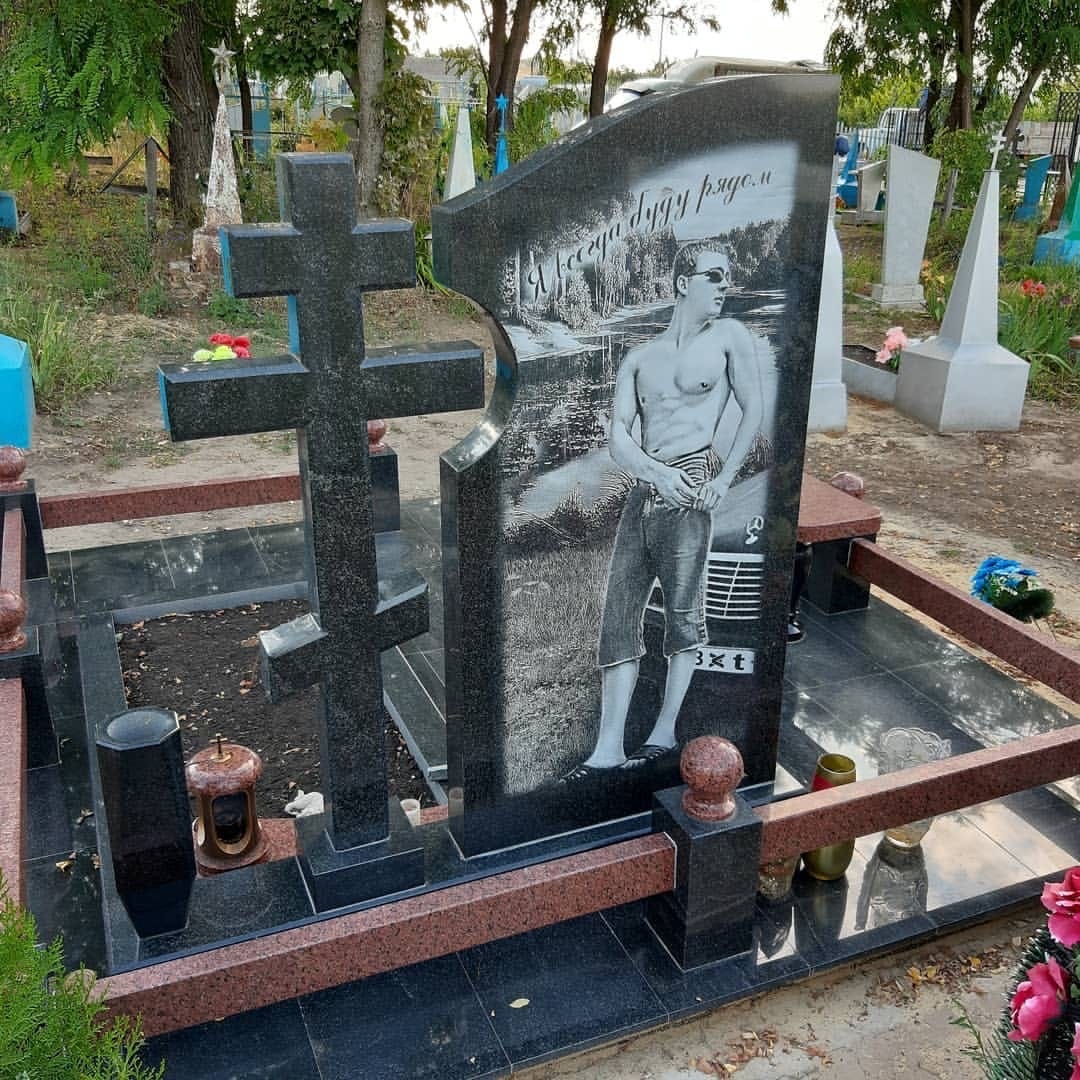 Памятник из гранита мужчине, любившему скорость