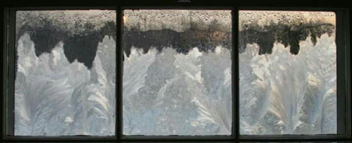 морозные узоры на окнах
