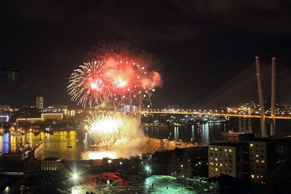    Новогодний салют станет кульминацией праздничной ночи во Владивостоке Игорь НОВИКОВ