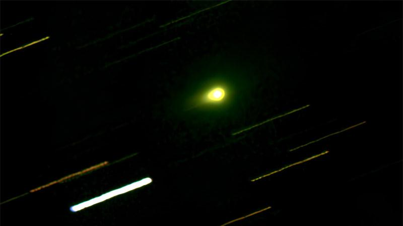 Комета 3I/ATLAS демонстрирует интересную вытянутую внутреннюю кому под углом положения (PA) приблизительно 110 градусов, а также зеленую внешнюю кому диаметром около 650 000 км. Фото: Тони Скармато.