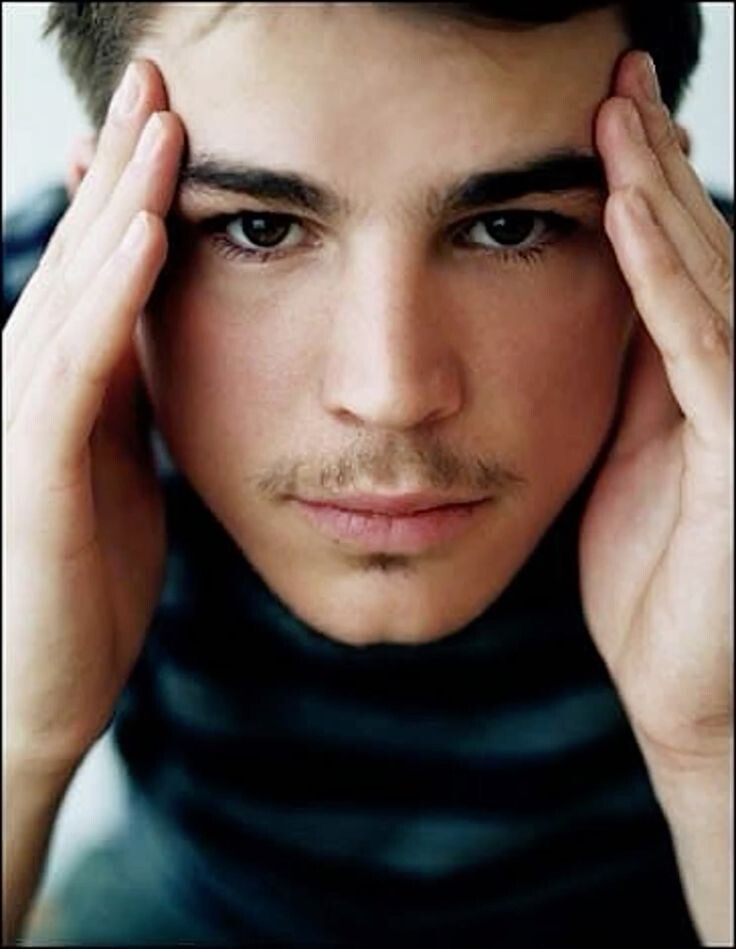 В роли Паши Джош Хартнетт