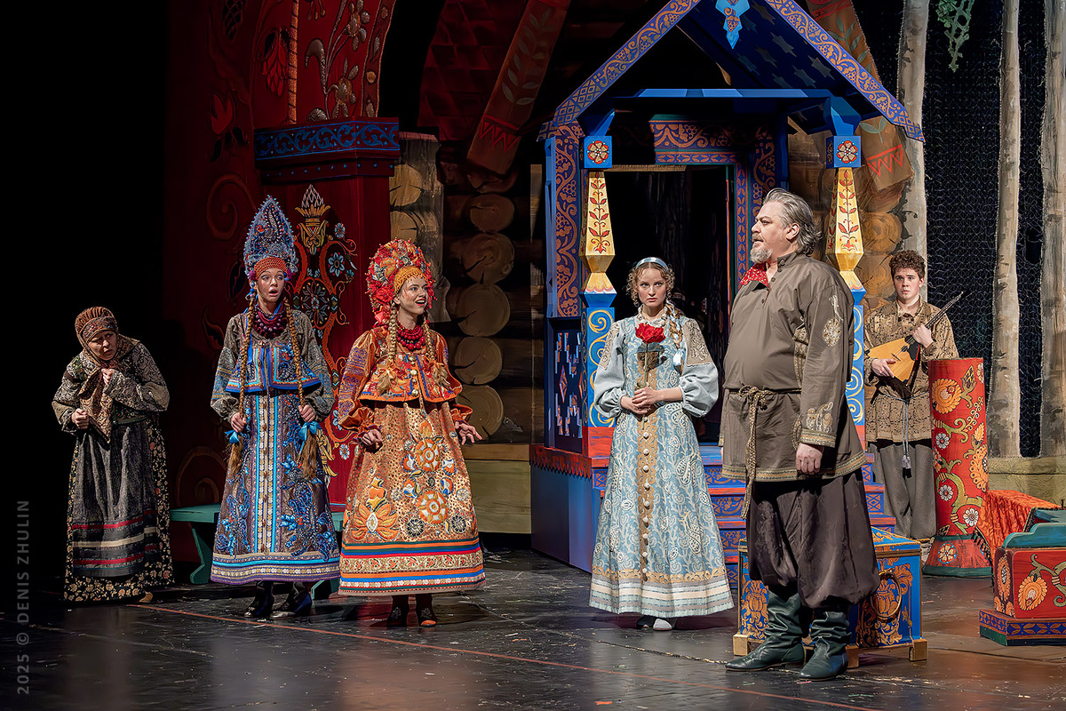 Сцена из спектакля «Аленький цветочек» Московского драматического театра им. А. С. Пушкина. Наталья Корогодова в роли Няни, Валерия Ёлкина в роли Капы, Елизавета Кононова в роли Фисы, Татьяна Романова в роли Алёнушки, Андрей Сухов в роли Купца, Василий Бобров в роли Антона.