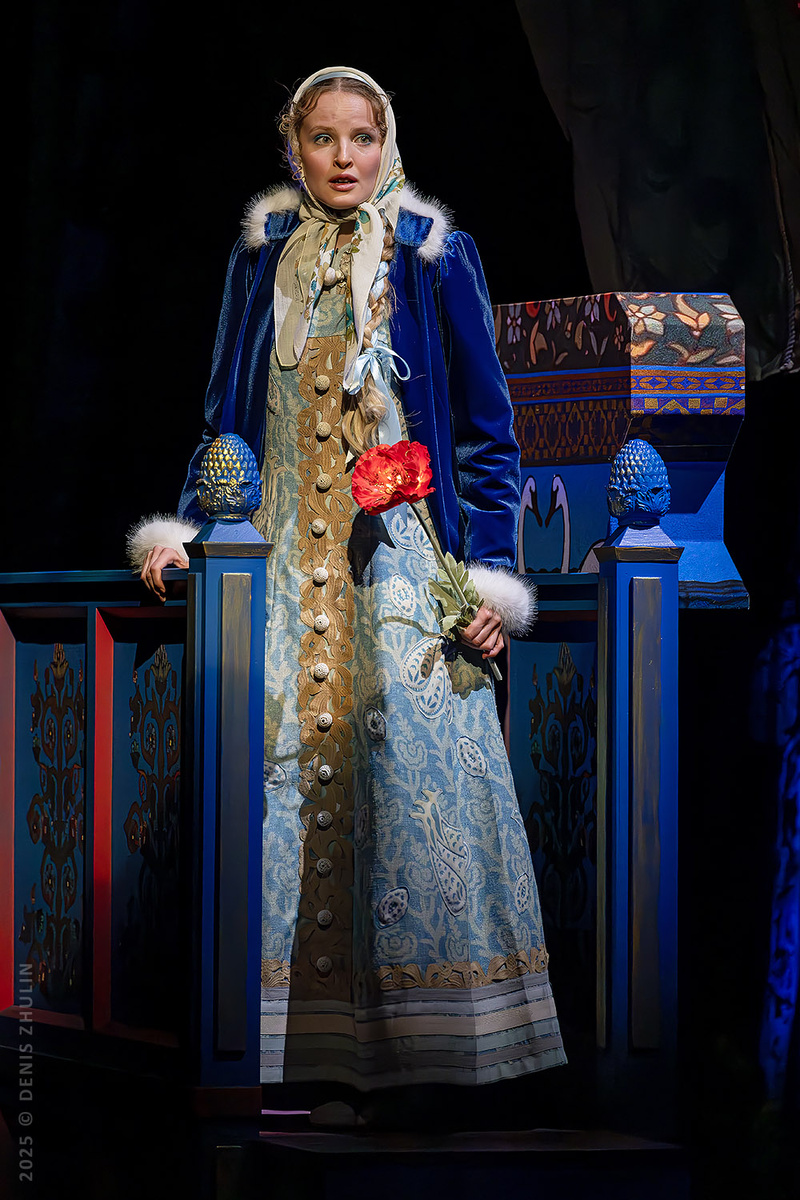 Сцена из спектакля «Аленький цветочек» Московского драматического театра им. А. С. Пушкина. Татьяна Романова в роли Алёнушки.