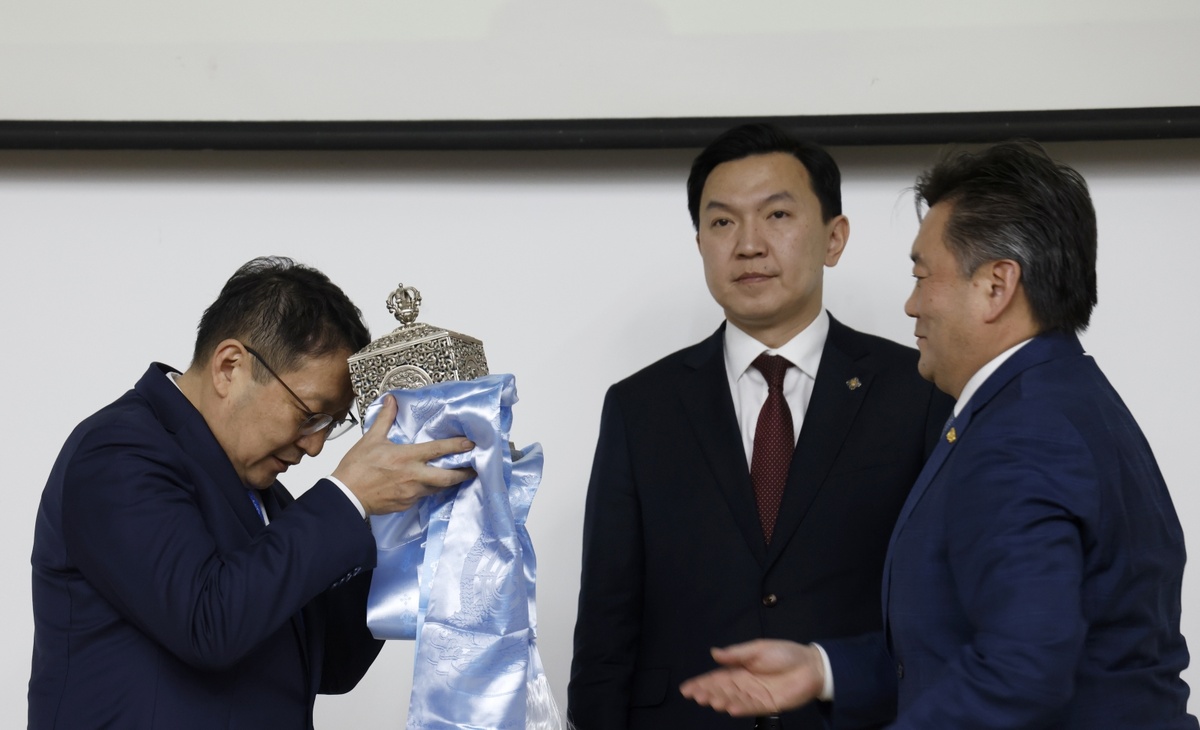 слева: Наранцогт Санжаа, спикер Учрал Ням-Осор и Лхагвасурэн Бядран