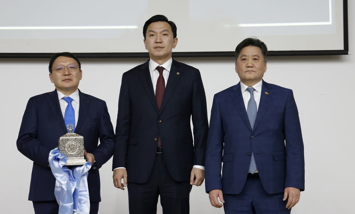 слева: Наранцогт Санжаа, спикер Учрал Ням-Осор и Лхагвасурэн Бядран