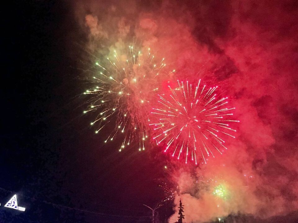    Салют. Фейерверк. Источник: Виталий Барабаш