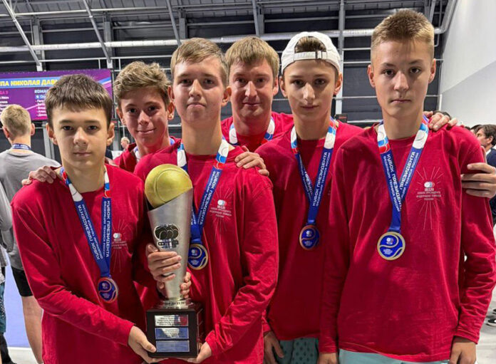 На фото: Команда победительница Кубка президента 2025 до 15 лет. С кубком Яков Мазин.