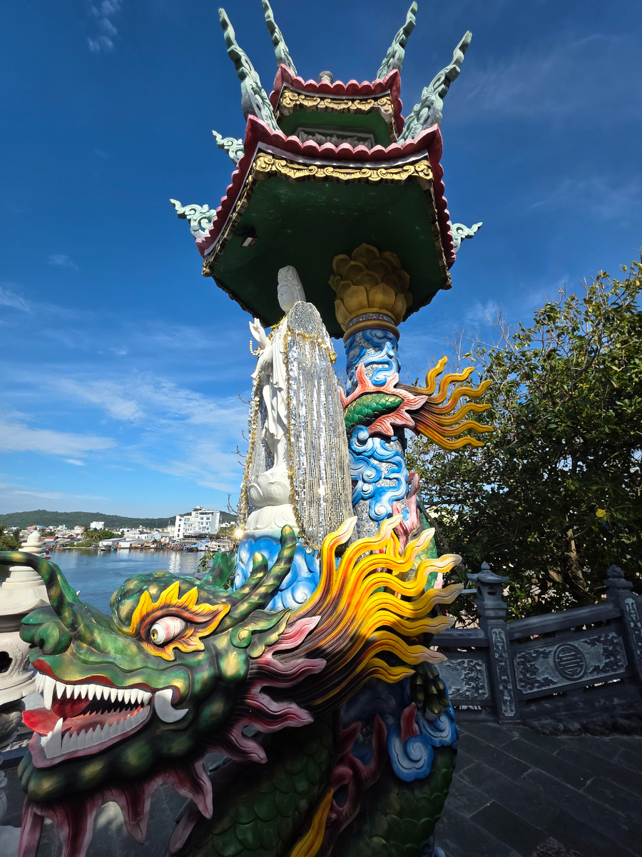 Dinh Cậu Храм у моря на камнях. Фото автора