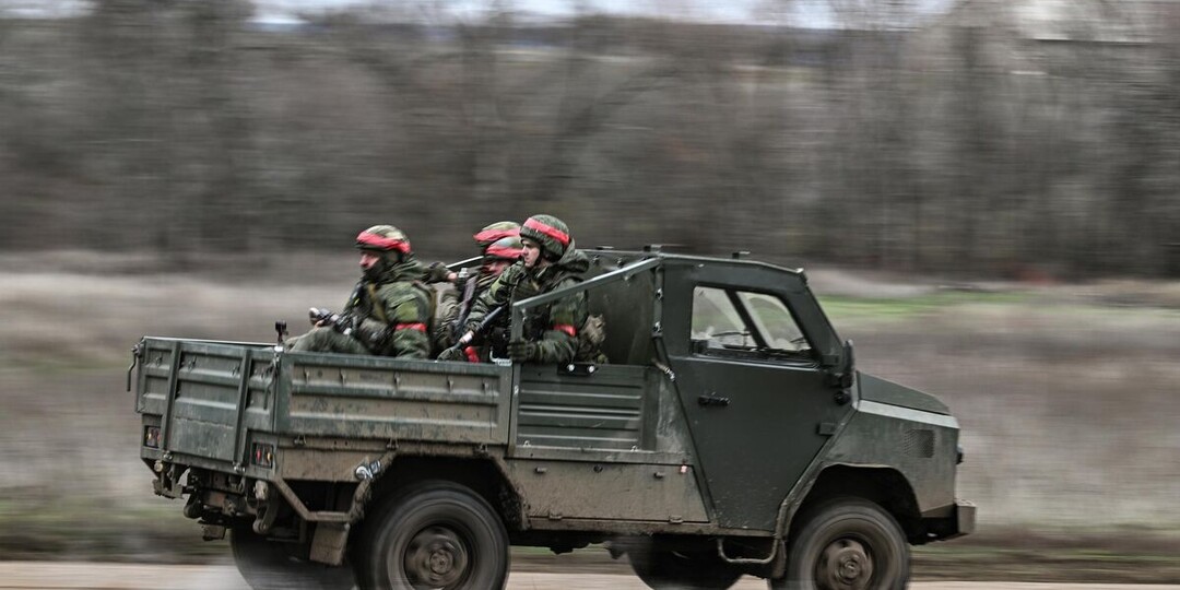 Бойцы ВС России эвакуировали мирных жителей из Красноармейска