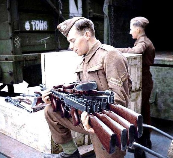 Британские солдаты разгружают полученные по ленд-лизу "томми-ганы", 1941 год.