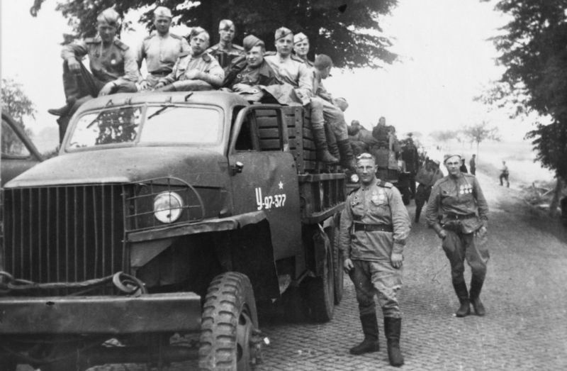 Колонна 264-го минометного полка на грузовиках "Студебеккер" на дороге в Германии. Весна 1945 года.