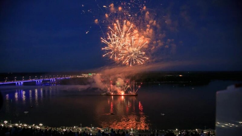     Праздничный фейерверк прогремел в Барнауле в День России 12.06.2022. Михаил Полубедов, "Вечерний Барнаул".