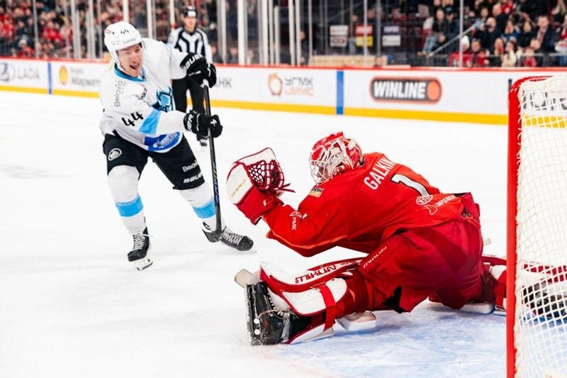    Фото пресс-службы ХК «Автомобилист» / Буллит в ворота Владимира Галкина