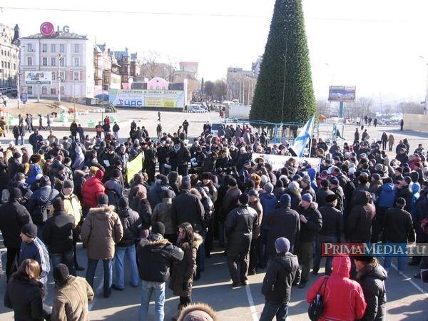 Митинг на площади Из архива РИА PrimaMediaИстории
Митинг на площади
Фото: Из архива РИА PrimaMedia
