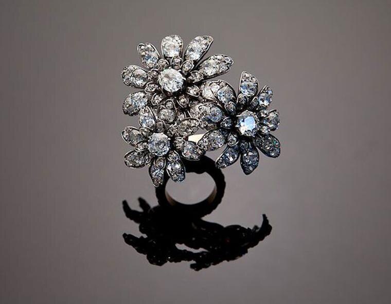 Элиан Фаттал для SJ Phillips. «Гирлянда из ромашек», ок. 1880 г. Первоначальная владелица викторианской эпохи носила свои ромашки, прикрепленные к лифу, к бархатной ленте на шее или собранные в эгрет с перьями на голове. 