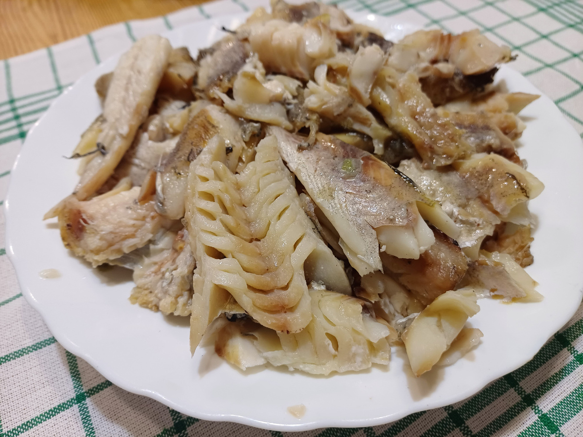 Минтай уже остыл и я его очистила от плёнок и костей. Фото автора.