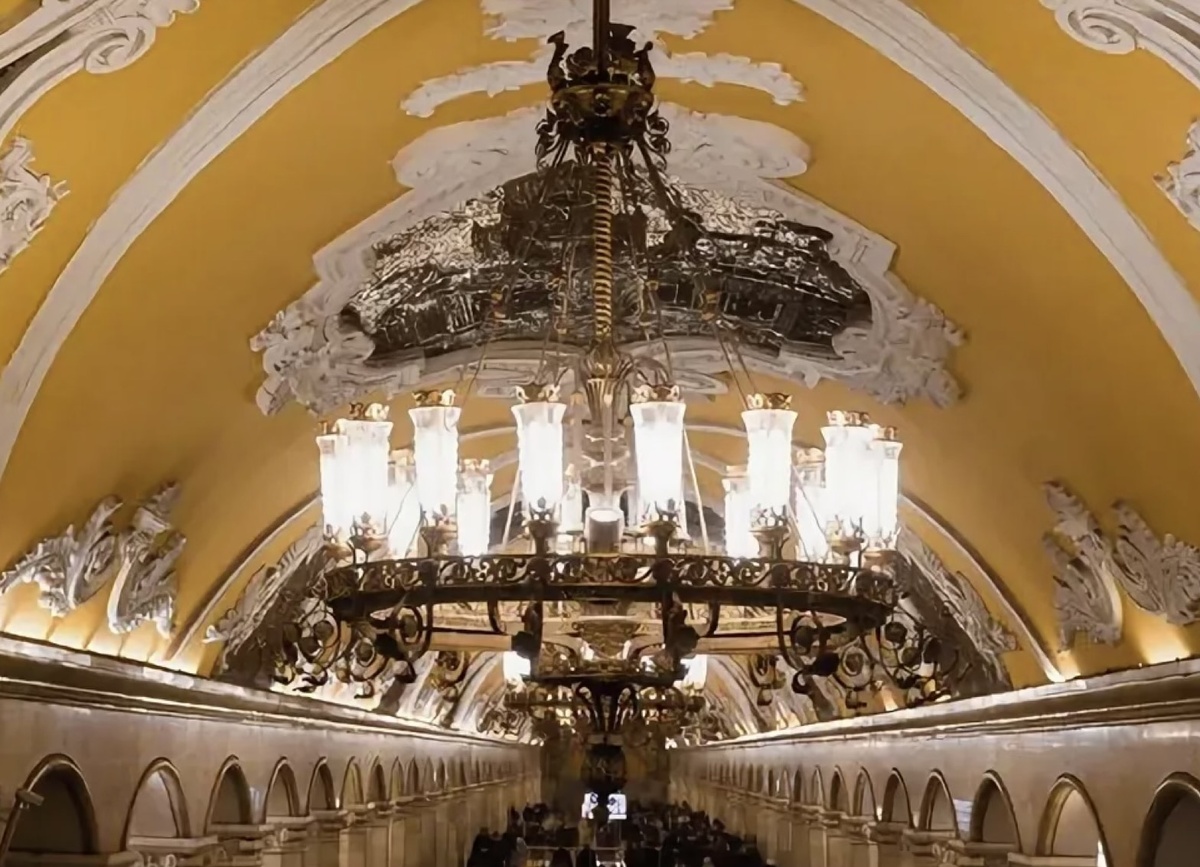 Роскошные люстры на станции метро Комсомольская.