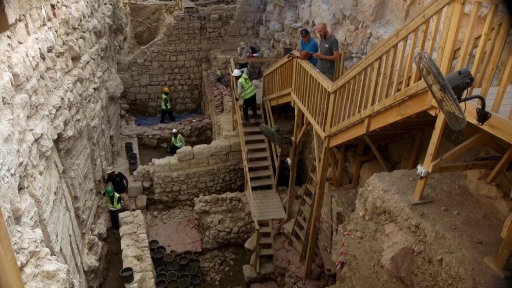    В Иерусалиме обнаружили редкий кулон. Фото:Emil Aladjem, Israel Antiquities Authority