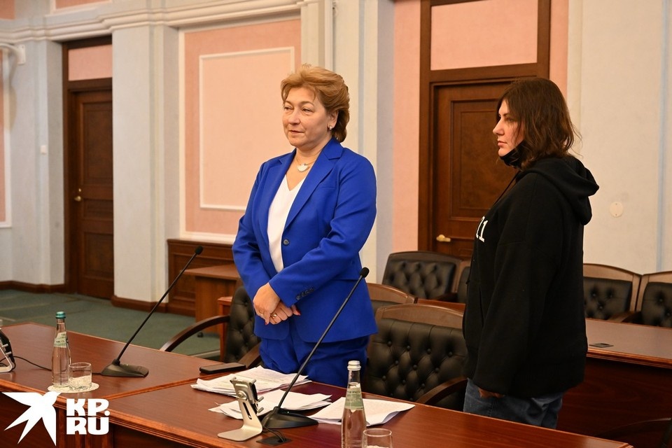    Покупательница квартиры певицы Ларисы Долиной Полина Лурье (справа) и её адвокат Светлана Свириденко Михаил ФРОЛОВ