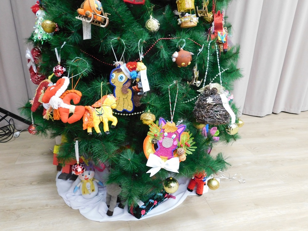    Игрушками украсили елку в районном Доме культуры. Фото Анны Зубаревой