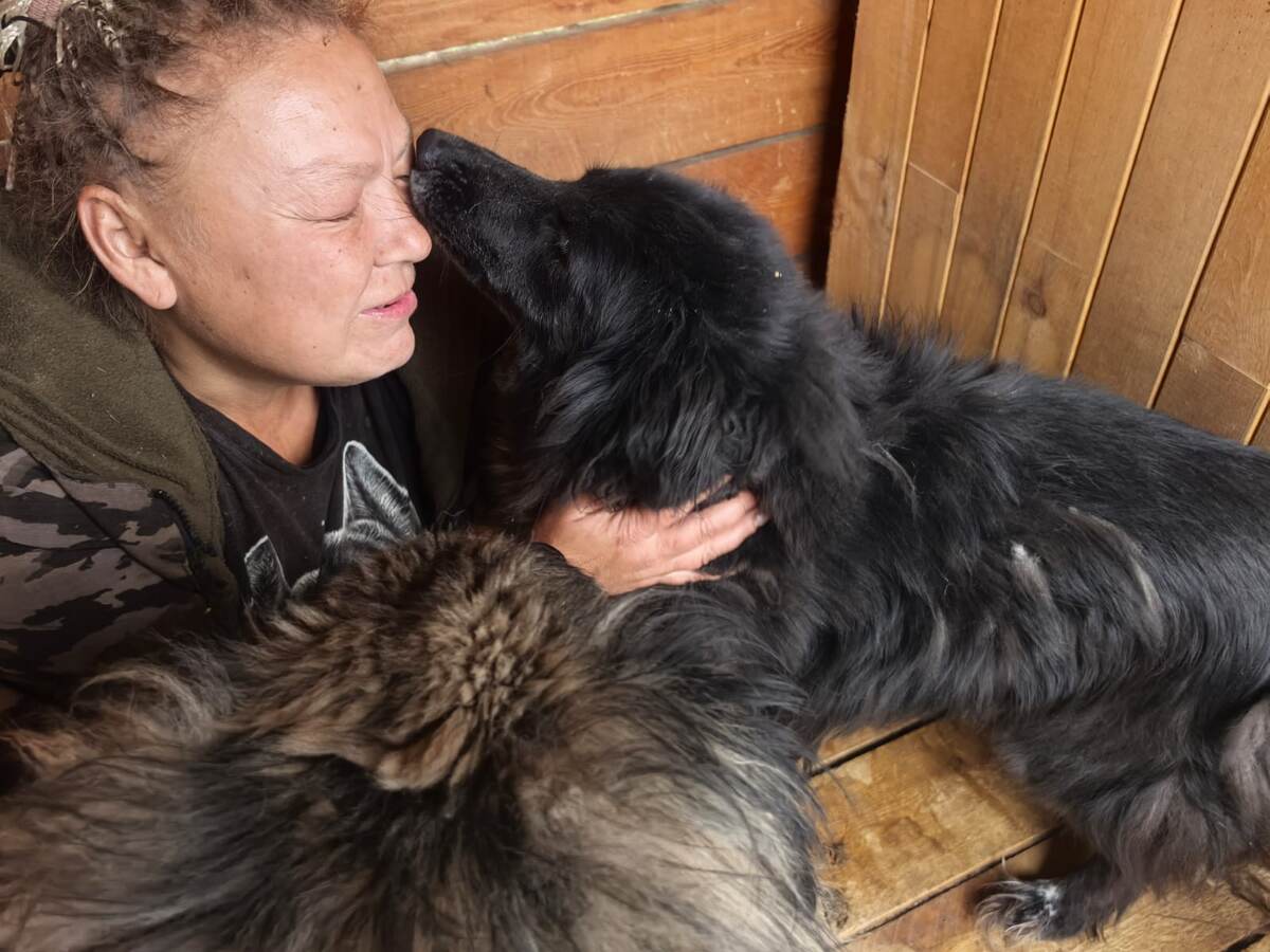 Шура на кормлении. Но ведь невозможно не обнять и не поцеловать пушистиков, которые ждут не только кашу, но и ласку от людей, которые о них заботятся.