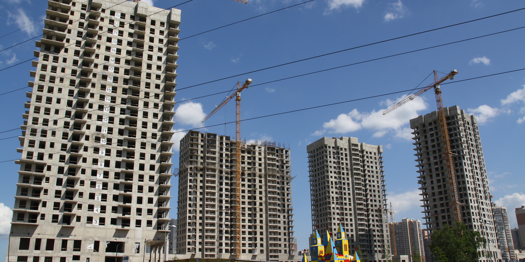 Все ждут, что рухнет, а рынок жилья просто медленно душит! Что на самом деле будет с недвижимостью в 2026 году