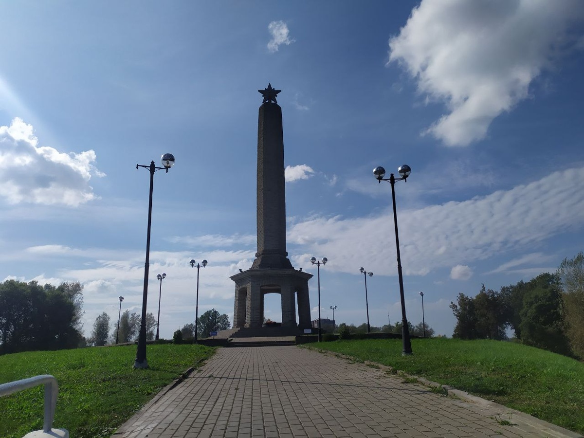 Обелиск высотой 26 м расположен центре Великих Лук, на левом берегу реки Ловать, на восточном бастионе крепости.  Фото: Фото: ФедералПресс / Татьяна Буторина