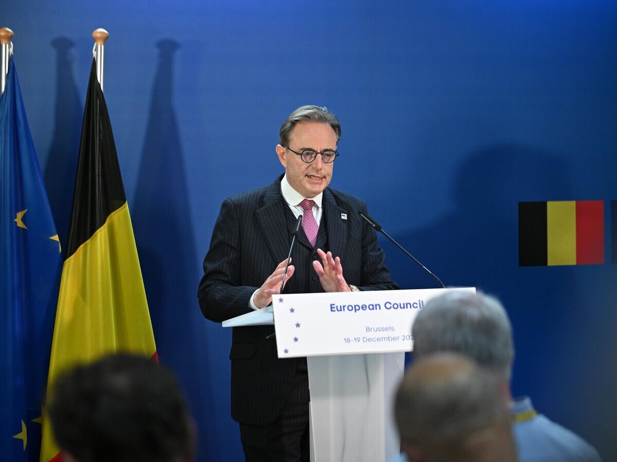    Премьер-министр Бельгии Барт де Вевер во время пресс-конференции по итогам саммита ЕС в Брюсселе | © Getty Images / Anadolu / Dursun Aydemir