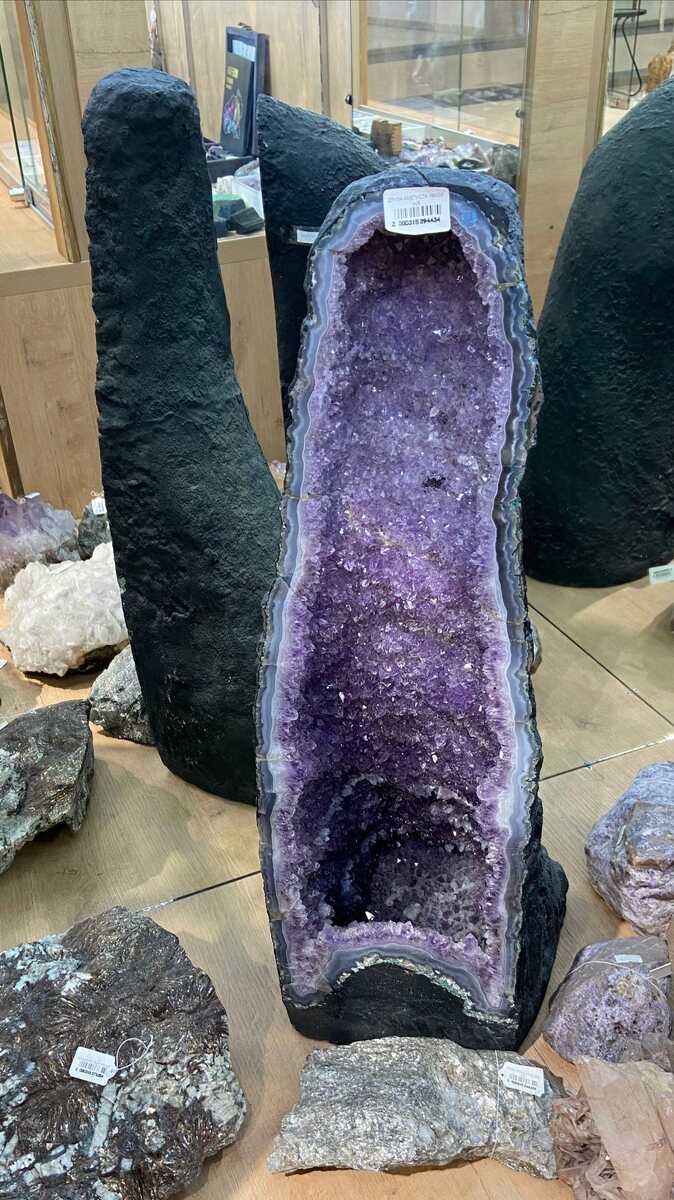 Жеода с кристаллами аметиста внутри. Фото из личного архива автора © 2024 год