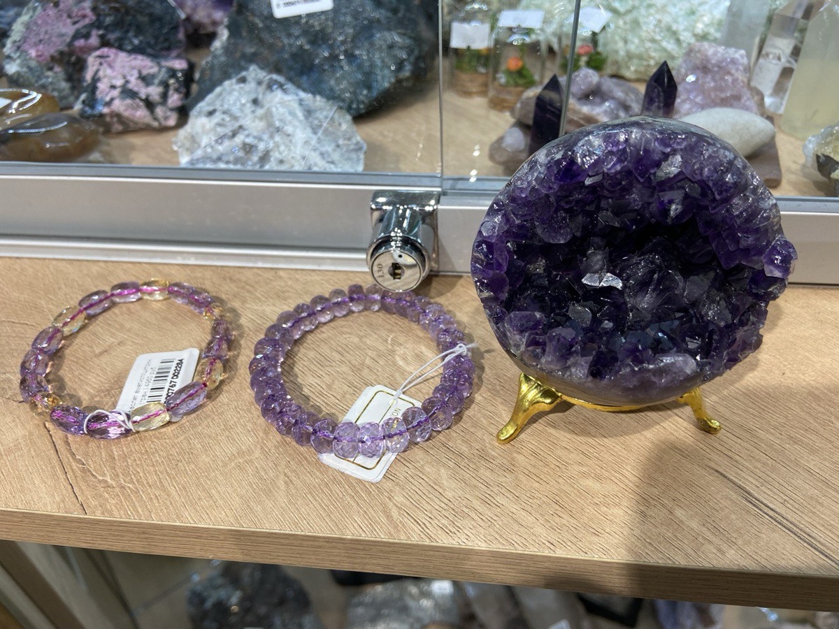 Браслеты из аметиста, и жеода из аметиста, обработанная в форме шара. Фото из личного архива автора © 2024 год