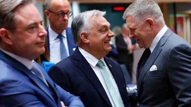    AP Справа - премьеры Венгрии и Словакии Орбан и Фицо, слева на заднем плане - мрачный канцлер Мерц