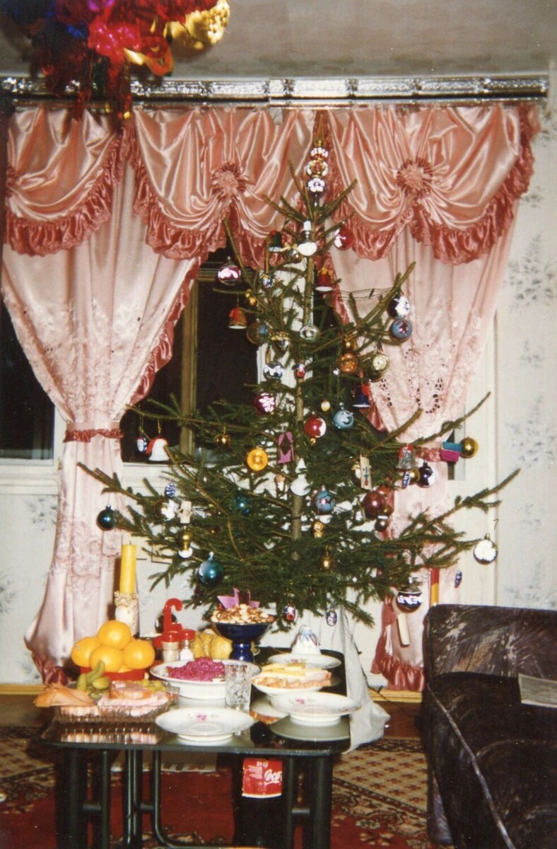    Елки в 1990-е чаще всего наряжали советскими игрушками   Личный архив Александра Асрияна