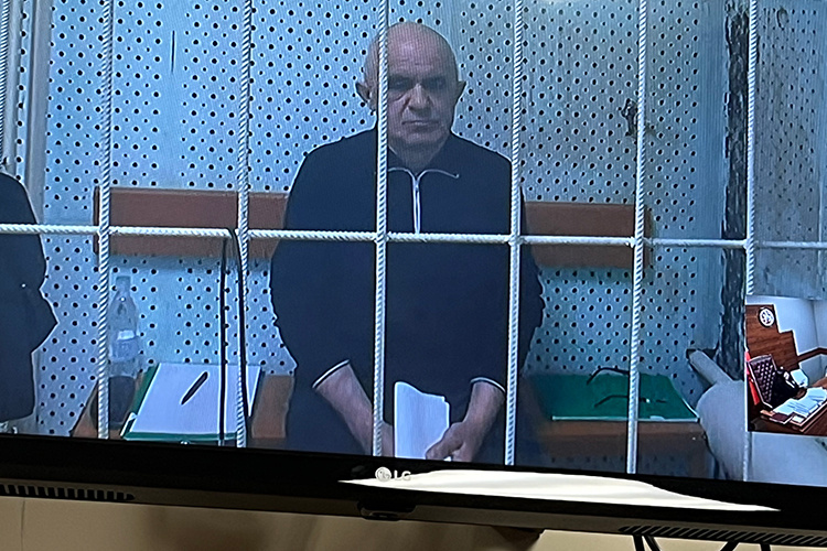    По видеоконференц-связи из Мензелинского СИЗО подключили «основного ответчика».   
Фото: Альбина Фархутдинова