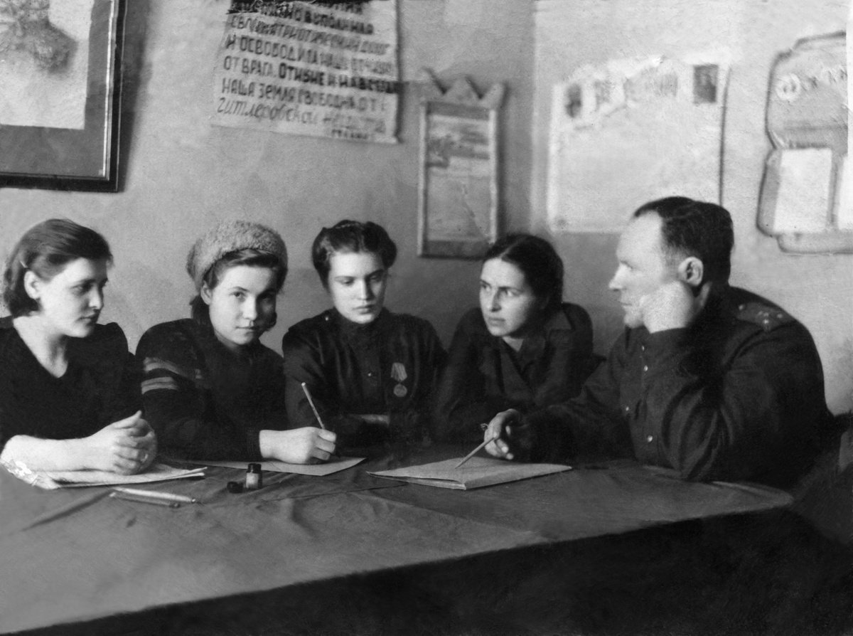 Мама вторя слева, в кубанке. 1944 год.