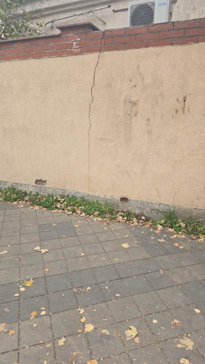 Треснул забор ой! 