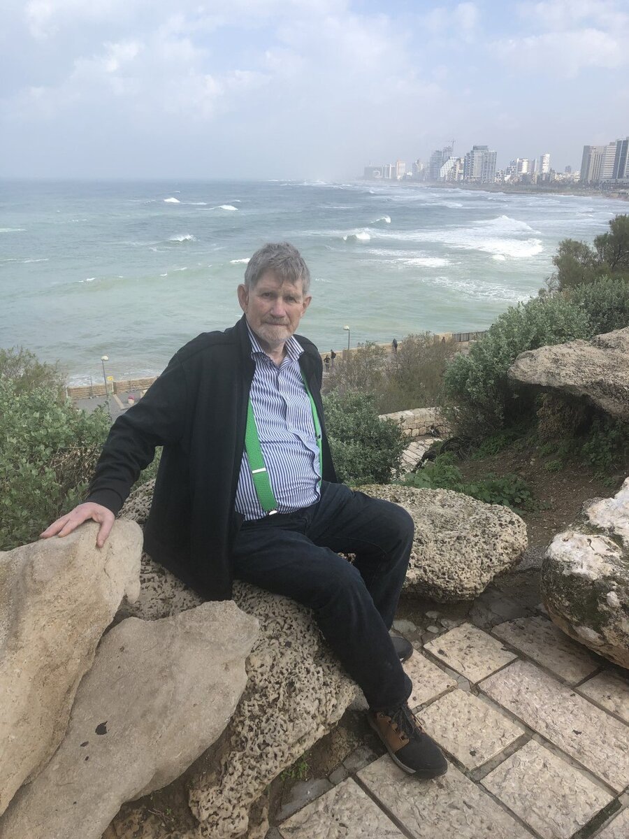 Я никогда не встречалась с этим человеком, но он мне помогал всем. чем мог